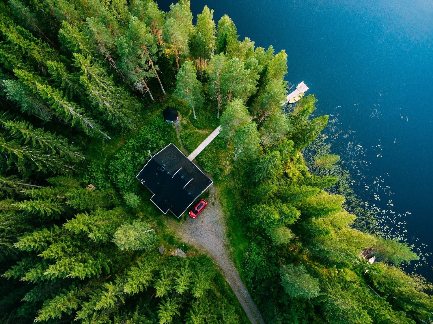 Ilmakuva talosta järven rannalla.