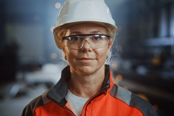 Kasvokuva työnjohtajasta työvarusteet yllä