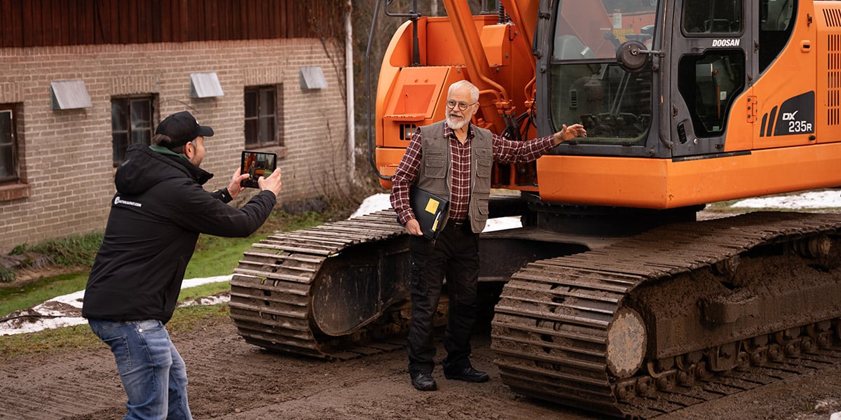 tyokoneen omistaja esittelee kaivuria