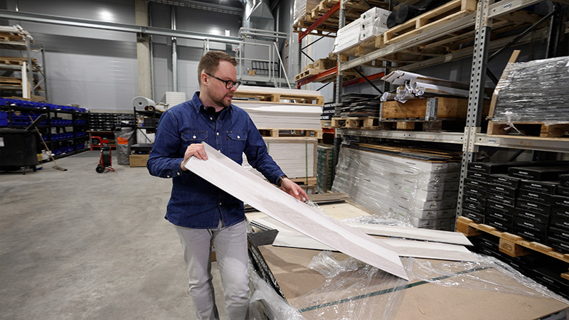 Nordic Floorsin toimitusjohtaja Jukka-Pekka Kallio esittelee lattiatuotteita.